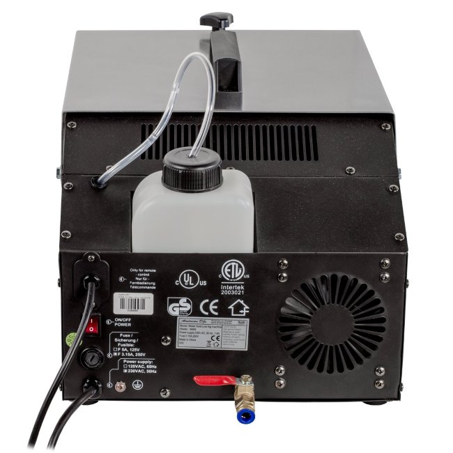 ADJ Mister Kool Генератор дыма, использующий стандартные дым-жидкости и кубики льда. Не нуждается в дорогих кондиционерах, громоздких воздушных охладителях или сухом льде Дистанционное управление Вмещает до 2 кг льда в охлаждающую камеру Простота очистки